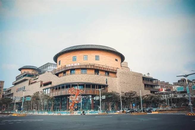 竹北远百开幕时人潮眾多 (图/翻摄自《竹北远东百货吃喝玩乐社团》)

