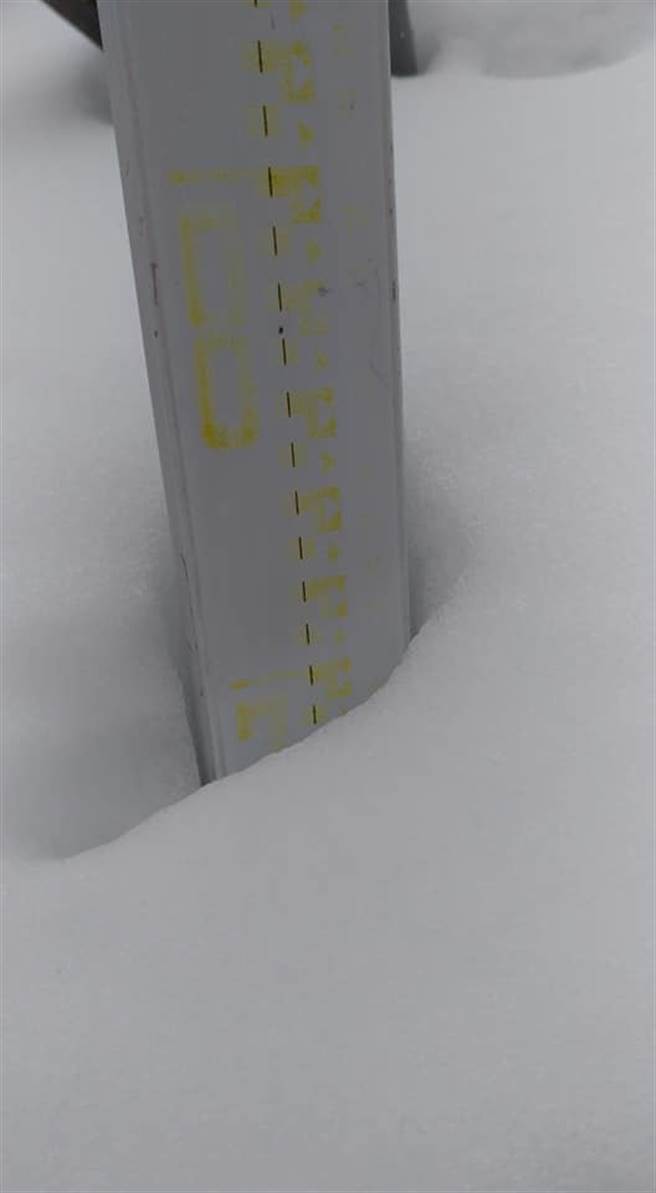 氣象局20日發布豪雨特報，加上寒流來襲，雪霸國家公園早上10點多開始飄雪，雪山圈谷積雪更達70公分深，形成皚皚白雪世界。（翻攝FB社團 雪霸國家公園登山資訊分享站）