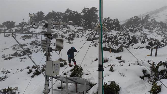 氣象局20日發布豪雨特報，加上寒流來襲，雪霸國家公園早上10點多開始飄雪，雪山圈谷積雪更達70公分深，形成皚皚白雪世界。（翻攝FB社團 雪霸國家公園登山資訊分享站）