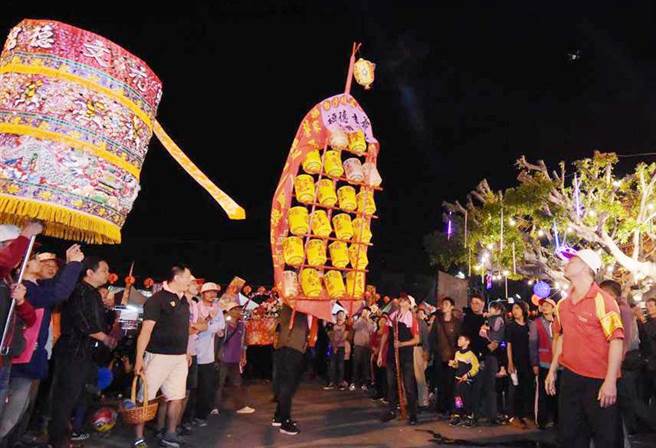 花檀香文德宫迎灯排，元宵延期，20日掷筊请示，确定2月25日至27日，迎灯排遶境文德、白沙、长沙3村，再创一波辉煌高峰。（本报资料照片／吴敏菁彰化传真）