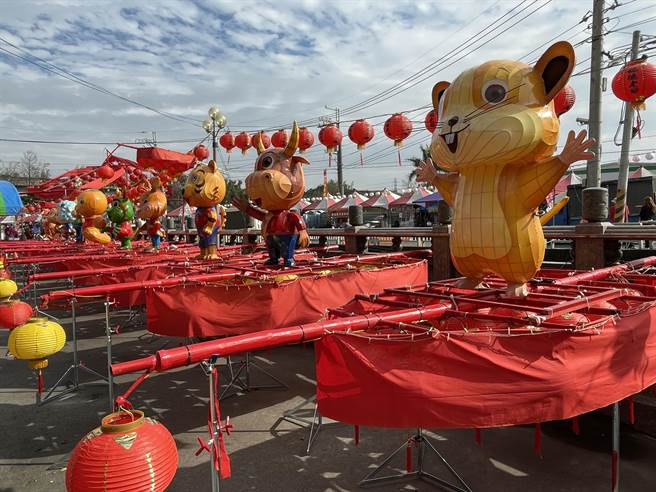 花坛文德宫灯排，在元宵之前就已经备妥，等待出发。（吴敏菁摄）