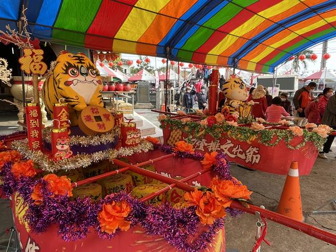 花坛文德宫灯排，在元宵之前就已经备妥，等待出发。（吴敏菁摄）