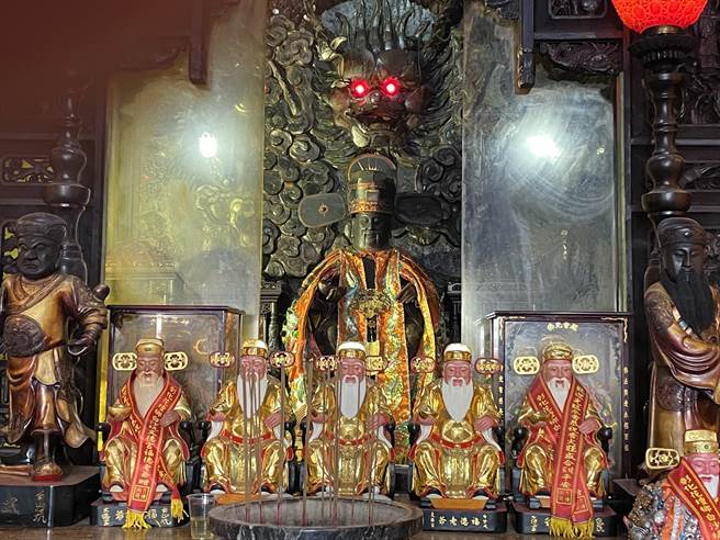 文德宫供奉开基福德正神，头戴乌纱官帽，是全台唯一。（吴敏菁摄）