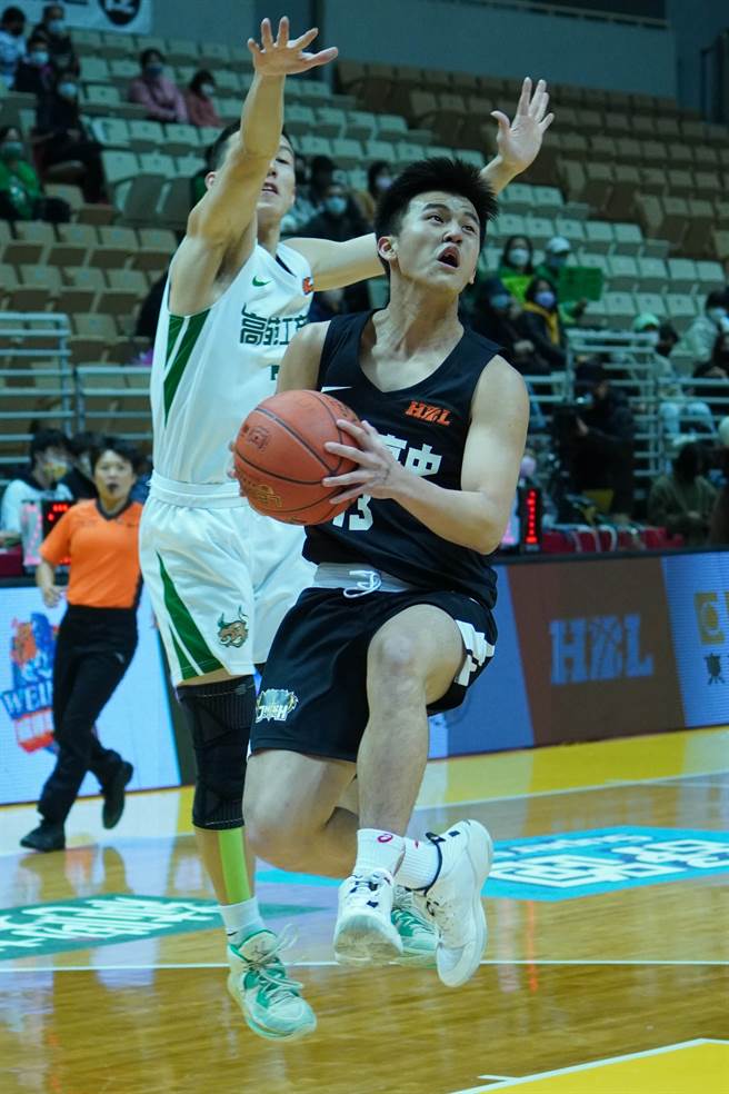 锦和高中谢峻承（右）攻下16分。（高中体总提供）
