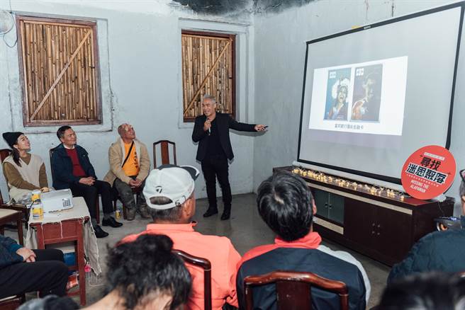 国际艺术家优席夫（Yosifu）探访和平岛文化聚落。（基隆市政府提供／陈彩玲基隆传真）