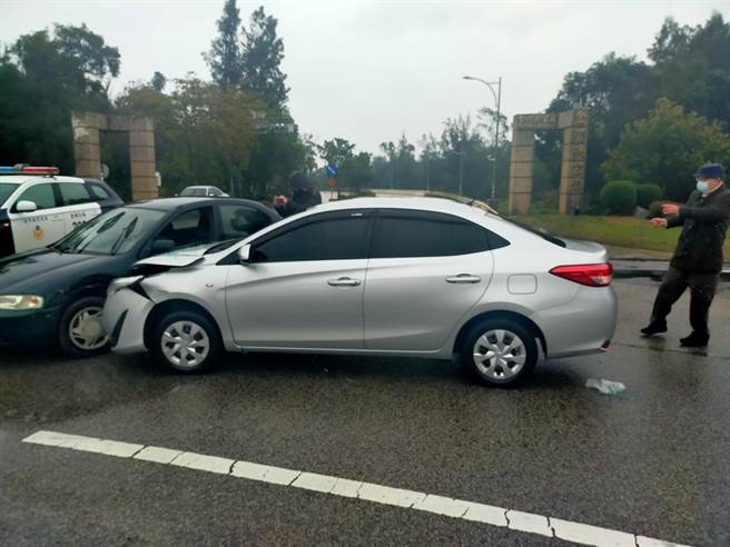 金门机场圆环今天中午发生2车相撞，1人受伤送医的交通事故。（警方提供）