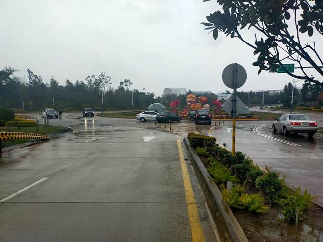 警方提醒，雨中行车应放慢速度，并注意四方来车和路权优先顺序。（警方提供）