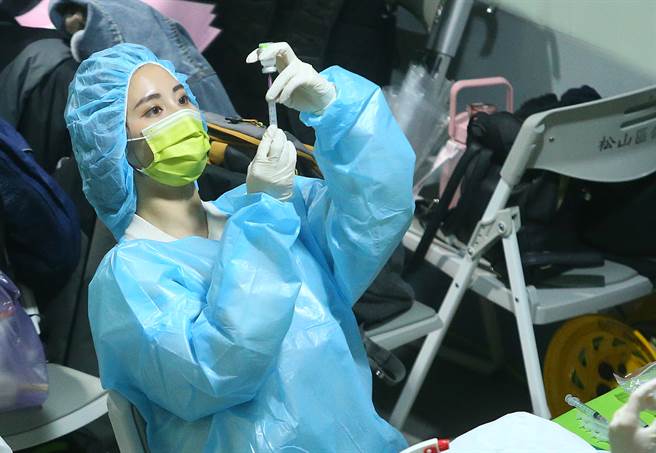 精神科医师潘建志指出，台湾就像17年羽化一次的周期蝉，闪过了病毒的进化时程，因祸得福。图为医护人员专注地抽取疫苗。（本报系资料照／粘耿豪摄）