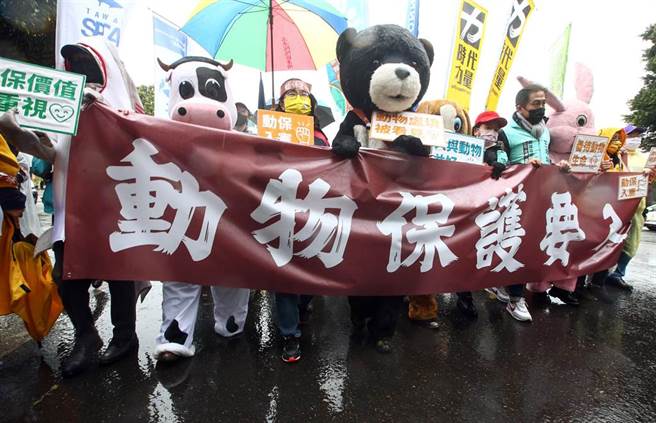 动保团体提倡动物权入宪已久，许多支持动保入宪团体20日上街参与「动保入宪大游行」，许多民眾手持看板以及身穿动物服装上街。动团表示，动保入宪除了维护动物福祉，对经济、农业、环境发也展都是重要的一环。（邓博仁摄）
