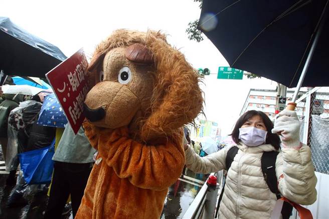 动保团体提倡动物权入宪已久，许多支持动保入宪团体20日上街参与「动保入宪大游行」，许多民眾手持看板以及身穿动物服装上街。动团表示，动保入宪除了维护动物福祉，对经济、农业、环境发也展都是重要的一环。（邓博仁摄）
