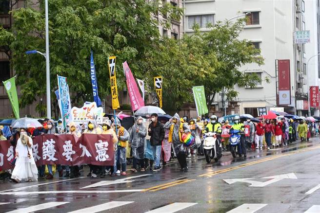 动保团体提倡动物权入宪已久，许多支持动保入宪团体20日上街参与「动保入宪大游行」，许多民眾手持看板以及身穿动物服装上街。动团表示，动保入宪除了维护动物福祉，对经济、农业、环境发也展都是重要的一环。（邓博仁摄）
