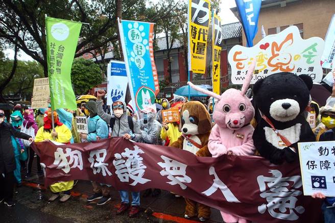 动保团体提倡动物权入宪已久，许多支持动保入宪团体20日上街参与「动保入宪大游行」，许多民眾手持看板以及身穿动物服装上街。动团表示，动保入宪除了维护动物福祉，对经济、农业、环境发也展都是重要的一环。（邓博仁摄）
