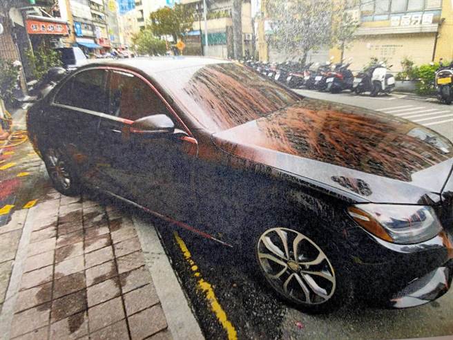 陳姓男子停放在門口的轎車遭人潑灑紅漆。（民眾提供／李文正台北傳真）