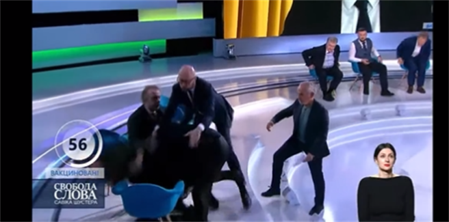 18日乌克兰记者布图索夫（Yuriy Butusov）在电视转播中与亲俄议员舒弗里希（Nestor Shufrych）一言不合发生衝突。(图/撷取自节目twitter画面)