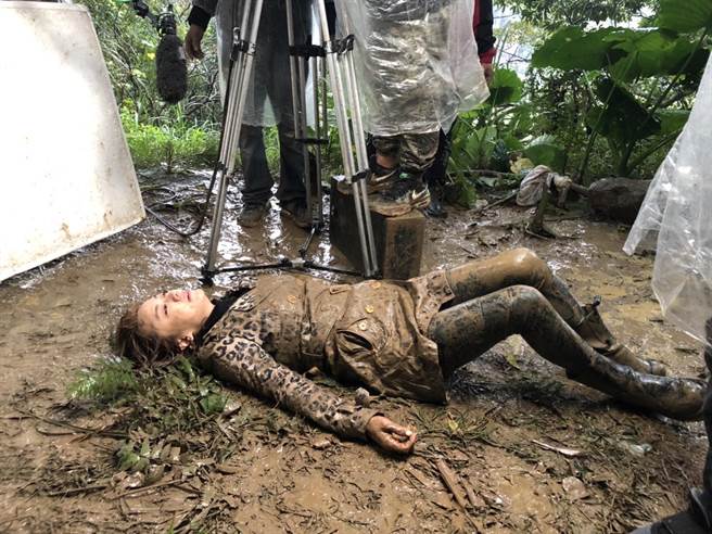 《黄金岁月》演员苗真低温中躺泥泞拍戏。（民视提供）