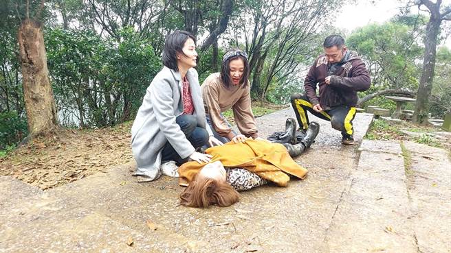 楚宣（左起）、赖慧如、江俊翰赶去搭救苗真（躺地者）。（民视提供）