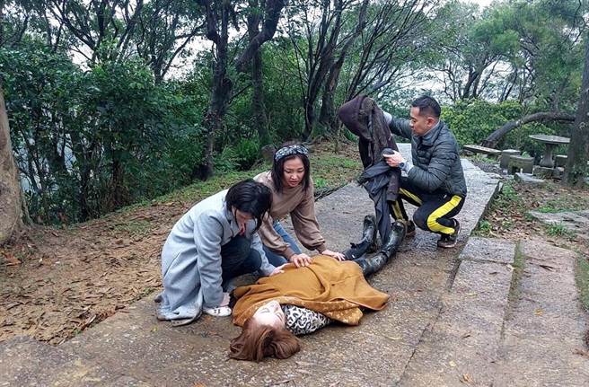 楚宣（左起）、赖慧如、江俊翰赶去搭救苗真（躺地者）。（民视提供）