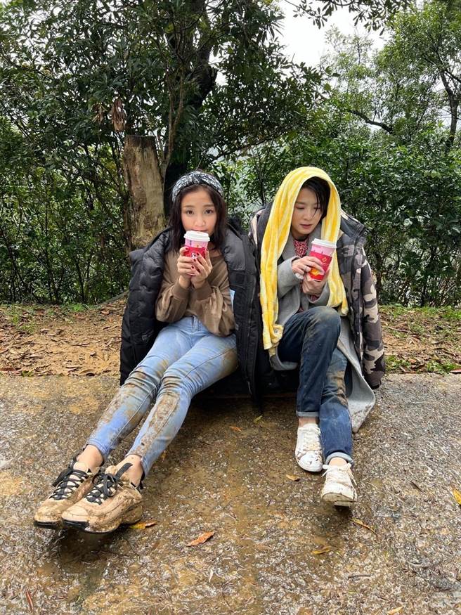 赖慧如（左）、楚宣拍完戏急喝热饮取暖。（民视提供）