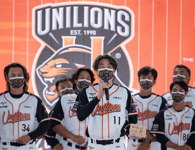 統一獅隊總教練林岳平（中）喊出首要目標「打敗泰迪」。（毛琬婷攝）