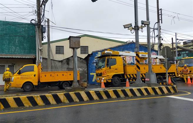 雲林沿海強風吹斷電線，台電全天候搶修避免斷電影響漁民防寒害。（張朝欣攝）