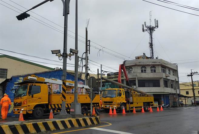 雲林沿海強風吹斷電線，台電全天候搶修避免斷電影響漁民防寒害。（張朝欣攝）