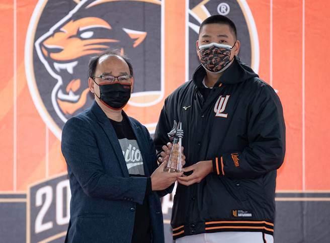 统一狮队古林睿炀（右）获得队内奖项「突破奖」。（毛琬婷摄）