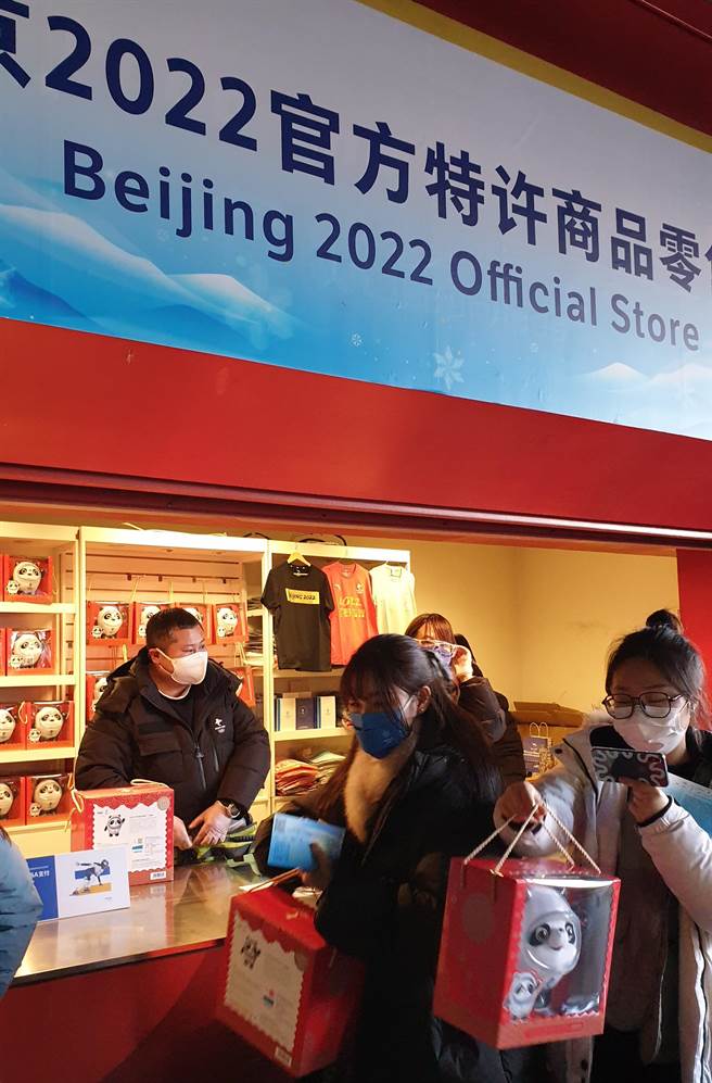 鸟巢内的冬奥纪念品商店，限量贩售吉祥物「冰墩墩」玩偶，买到的消费者，心满意足的离开。（蓝孝威摄）