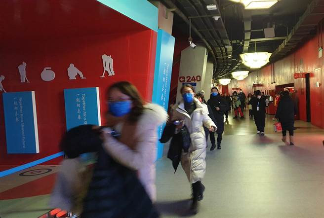 事先获得「线报」的观眾，进入鸟巢体育场后，拔足狂奔至纪念品商店，抢购「冰墩墩」玩偶。（蓝孝威摄）