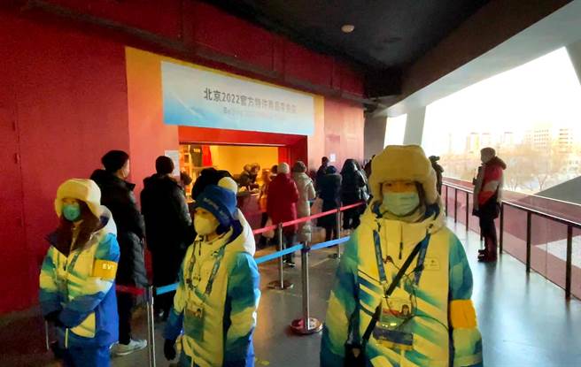 由于今天鸟巢的纪念品店限量贩售，只有进货一千只「冰墩墩」，开卖后不到一小时就售罄，4名志愿者站在商店门口，请消费者别再来排队。（蓝孝威摄）