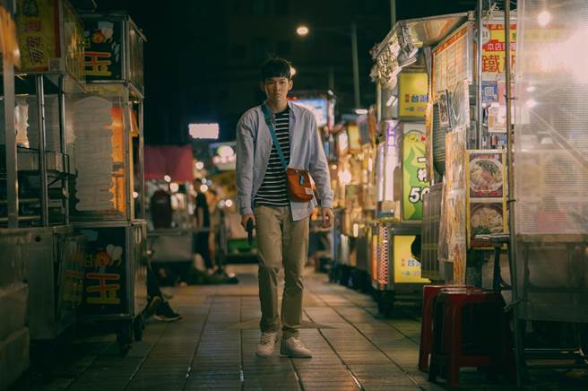 黄圣球演到梦想中的角色「杀人犯」，还透过道具枪体会了开枪的感觉。（希望行销提供）