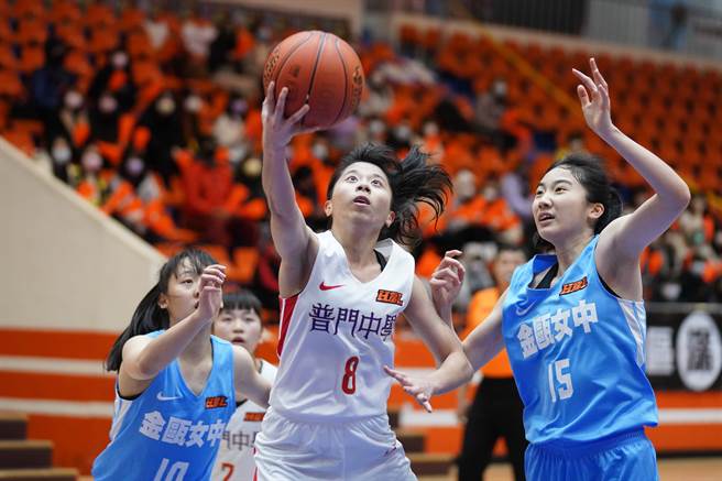 普门顏彗安（中）助队击败金瓯女中，在110学年度HBL女子8强赛阶段排名第5。（高中体总提供）