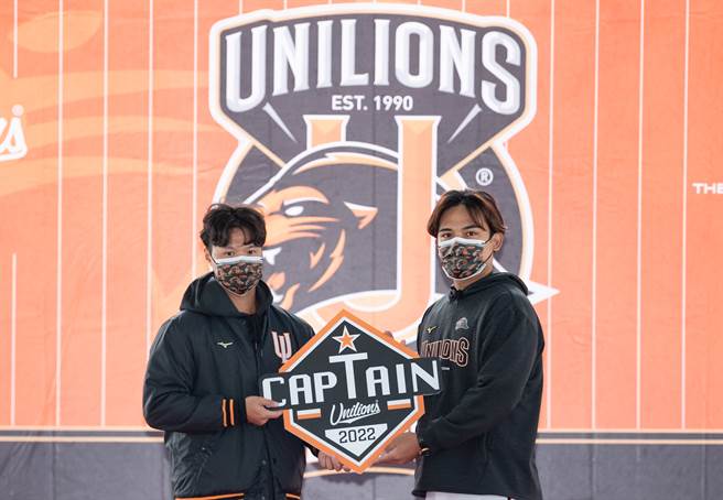 统一狮队前、后任队长进行交接，前队长吴桀睿（左）与新队长林岱安。（毛琬婷摄）