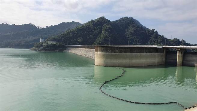 入冬首波寒流來襲，各地溼冷，肩負台南重要水資源調度的曾文水庫，20日迎來今年首場較為明顯的降雨。（南區水資源局提供／張毓翎台南傳真）