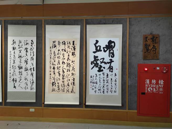 彰化县侨信国小校长黄荣森在「员家艺廊」举行「福虎生丰～翰墨飘香」个展，让人欣赏书法之美。（线西乡公所政风室提供／吴敏菁彰化传真）