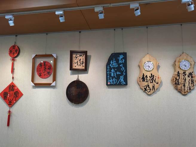 彰化县侨信国小校长黄荣森在「员家艺廊」举行「福虎生丰～翰墨飘香」个展，让人欣赏书法之美。（线西乡公所政风室提供／吴敏菁彰化传真）