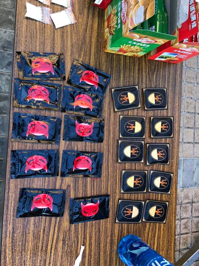 送進檢疫所的物資，查獲毒品咖啡包。（圖／翻攝王必勝臉書）