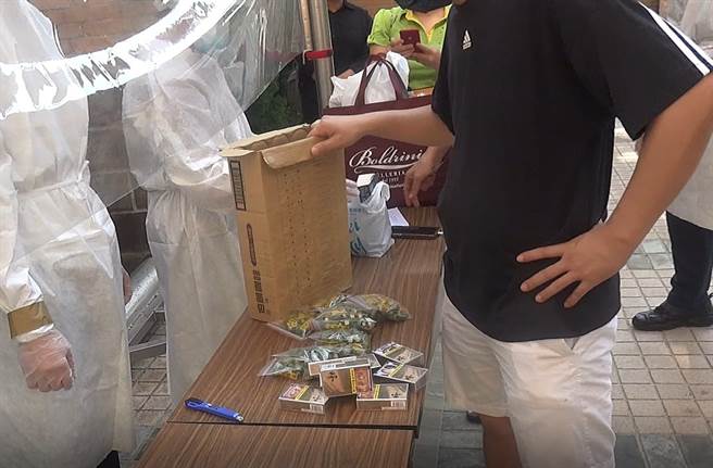 檢疫所人員查獲大量檳榔及菸品。（圖／翻攝王必勝臉書）