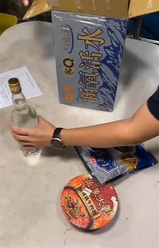 礦泉水紙箱當掩護，裡面有泡麵、餅乾，還暗藏2瓶高粱酒。（圖／翻攝王必勝臉書）