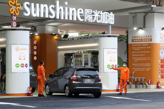 位于台北市建国北路前往国道1号的阳光基金会建北加油站正式开幕，员工们引导车辆进站加油。（刘宗龙摄）