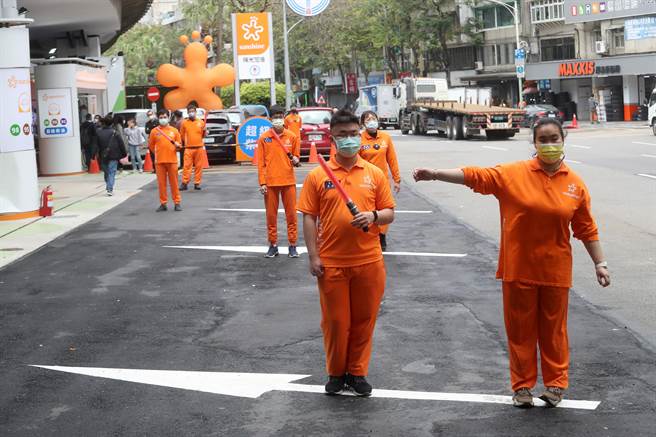 位于台北市建国北路前往国道1号的阳光基金会建北加油站正式开幕，员工们站在车道入口处迎接客人上们。（刘宗龙摄）