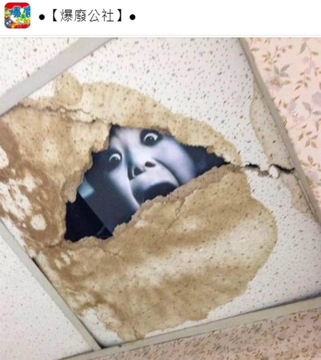 公廁天花板竟出現日本經典恐怖電影《咒怨》中小男孩的臉，真的十分嚇人。（翻攝臉書《●【爆廢公社】●》）