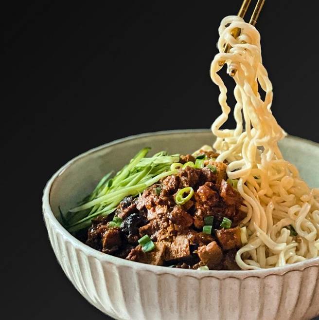 阿舍全新口味流星拌麵炸酱口味，全省量贩通路销售中，4包入1袋，尝鲜价145元。（阿舍食品提供）