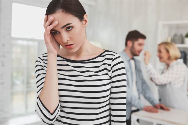 一名人妻分享婆婆因聘金乔不拢，直接缺席婚礼，丈夫又是个妈宝，让她直言谢谢大家给了她离婚的勇气。（示意图/shutterstock）