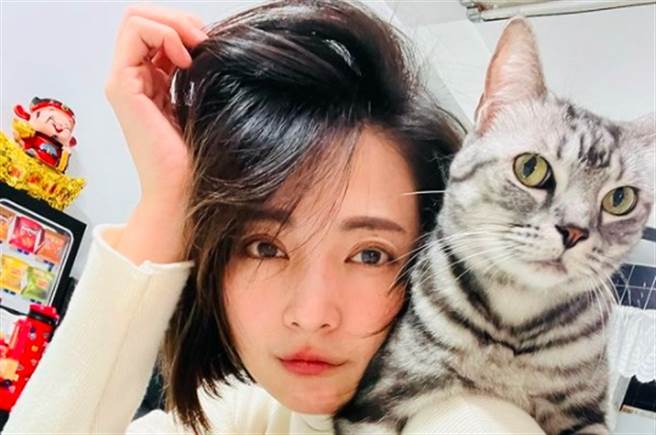 阿喜拥有甜美脸蛋及火辣身材，小露性感也能引发网友暴动。（图／取自阿喜IG）