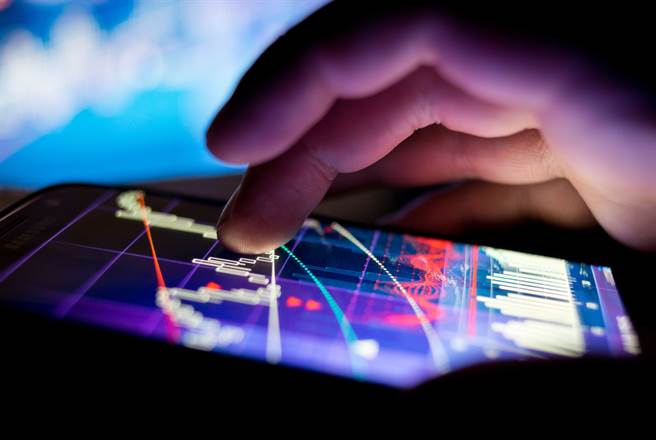 分析師表示，台股整體來看震盪走高機率大，投資人千萬不要受到短線波動影響，出清手中持股。 （示意圖/ 達志影像/shutterstock）
