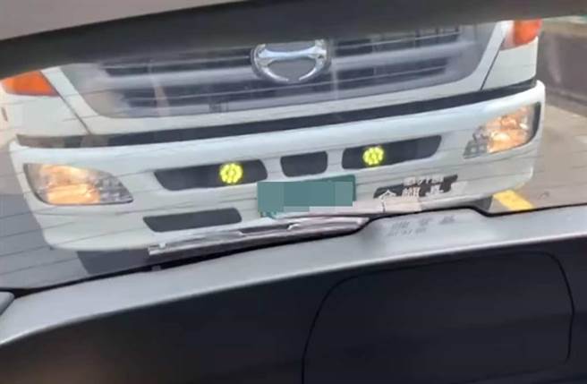 民眾PO出影片，指在國1遭大貨車逼車，影片中大貨車車頭數度幾乎貼上小轎車車尾。（截自《WoWtchout - 地圖型行車影像分享平台》影像）