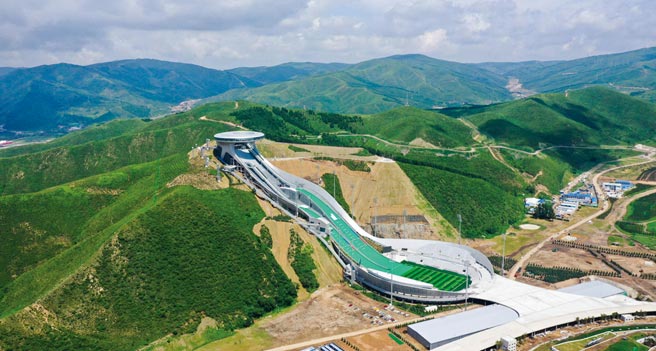 国家跳台滑雪中心「雪如意」因与中国传统吉祥物如意的S形曲线契合，故以此命名。图／2022冬奥张家口赛区媒体联络组提供