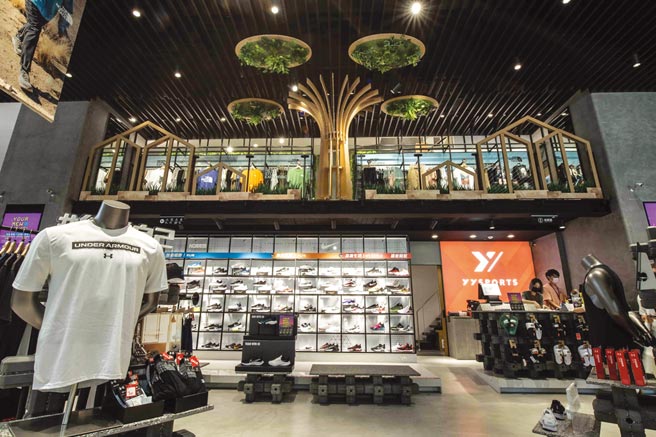 YYsports竹科概念店气派空间，让民眾购买运动用品体验更加舒适。图／YYsports提供