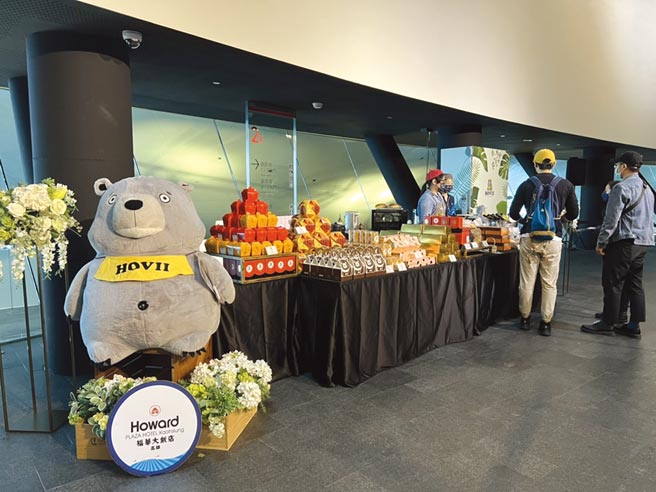 高雄福华让赏灯的民眾，也能同步嚐到饭店内的招牌美食。图／业者提供