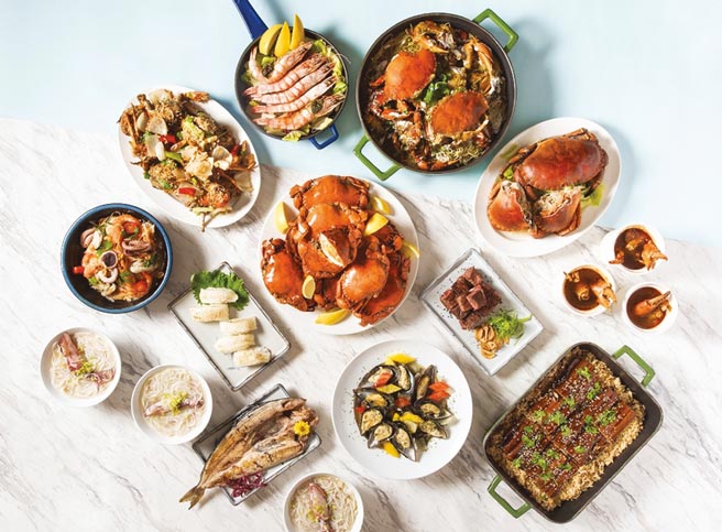 台北六福萬怡酒店敘日全日餐廳推「滿三劑，即食饗」優惠，單筆用餐消費滿1,380元，出示完成3劑疫苗小黃卡，現折300元。圖／六福旅遊集團提供